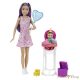 Barbie: Skipper Babysitters: Barna Hajú Bébiszitter Baba Etetőszékben Ülő Kisbabával