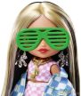 BARBIE - Extravagáns Mini Baba - Melírozott hajú baba kockás kabátban